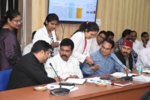 राजनांदगांव : कलेक्टर ने फाइलेरिया रोधी दवा का सेवन कर एमडीए अभियान का किया शुभारंभ