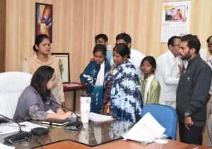 राजनांदगांव : सीईओ जिला पंचायत ने जनदर्शन में संवेदनशीलतापूर्वक सुनी जनसामान्य की समस्याएं