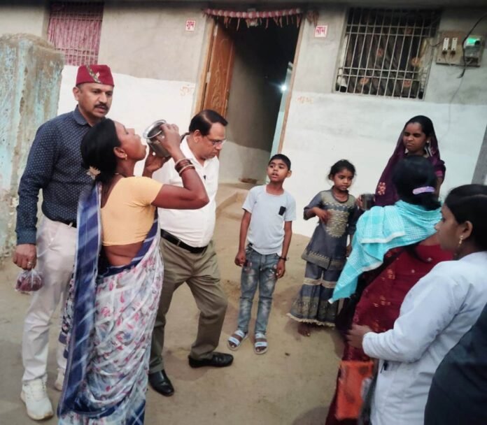 राजनांदगांव : स्वास्थ्य विभाग द्वारा फाइलेरिया जैसे गंभीर बीमारी से बचाव के लिए नागरिकों को खिलाई जा रही दवा