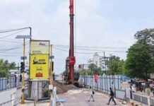 इंदौर में नर्मदा लाइन का अड़चन: सड़क के बीच बिछी लाइन से एलिवेटेड कॉरिडोर बनाने में होगी परेशानी