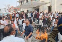 प्रदर्शन ने पकड़ा तूल, पुतला दहन के बाद कांग्रेस का थाना घेराव