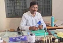 जशपुर के सरकारी स्कूल में शिक्षक ने बांटे बाइबिल