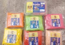 विभिन्न रंगों और आकर्षक पैकेजिंग के साथ समूह द्वारा निर्मित हर्बल गुलाल