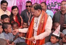 मुख्यमंत्री साय ने बच्चों संग बांटी खुशियाँ, मुस्कान बना सबसे खास तोहफा