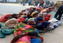 CG : अधीक्षक के व्यवहार से छात्राओं में दहशत, सड़क में धरने पर बैठी …