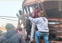 धार में भीषण सड़क हादसा, ट्रक ड्राइवर ने कंटेनर को मारी टक्कर