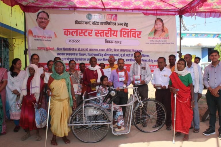 मोहला : “सर्विस ऑन व्हील्स” अभियान, घर-पहुंच मिल रही शासकीय सेवाएं