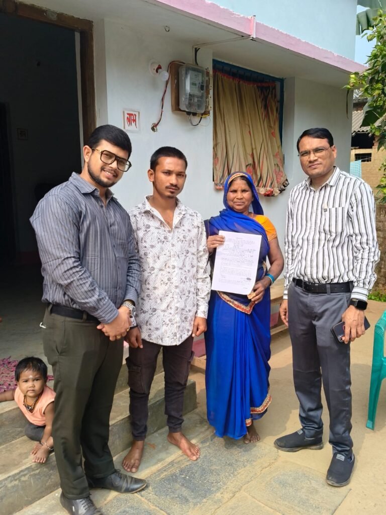 मोहला : पंजीकृत श्रमिक स्वर्गीय शंभू राम की मृत्यु उपरांत वैध उत्तराधिकारी फिरंतिन बाई को मिला एक लाख रुपये की हितलाभ राशि