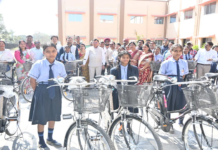 उद्योग मंत्री लखन लाल देवांगन ने छात्राओं को बांटी साइकिल, बोले: खूब पढ़े-खूब बढ़े