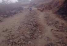 ग्रामीणों को हो रही आने जाने में असुविधा पहुंच मार्ग हुआ गड्ढे पत्थरों में तब्दील