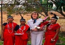 पर्यटन विशेषज्ञ किर्सी ने ग्रामीण महिलाओं संग किया महुआ संग्रहण, बस्तर की जैव विविधता और लोकसंस्कृति से हुए अभिभूत