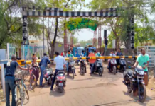 राजनांदगांव : अंडरब्रिज के निर्माण में देर, क्रासिंग में फंस रहे लोग, समय हो रहा खराब…