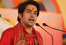 लड़कियों को धीरेंद्र शास्त्री की नसीहत: दुर्गा बनो, काली बनो, बयान पर छिड़ी बहस