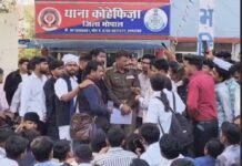 मेडिकल छात्रा की मौत को लेकर परिजनों ने किया थाने पर प्रदर्शन