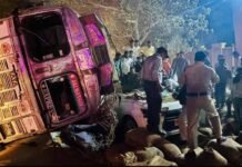 तेज रफ्तार का कहर! ट्रक पलटने से कार सवारों पर टूटा मौत का मंजर