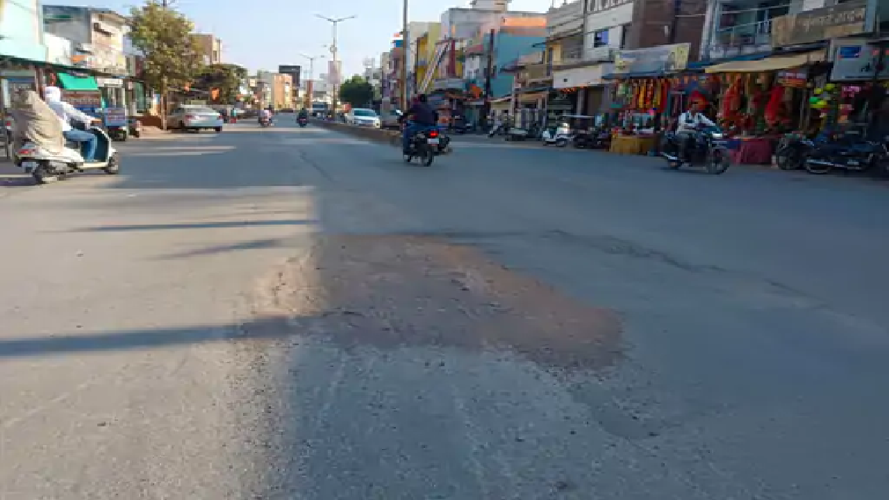 राजनांदगांव : खैरागढ़ रोड में गड्ढे की ढंग से मरम्मत नहीं, आमजनों को हो रही है परेशानी…