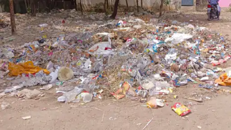 राजनांदगांव : स्कूल मैदान, खाली प्लाटों से कचरे का उठाव नहीं…