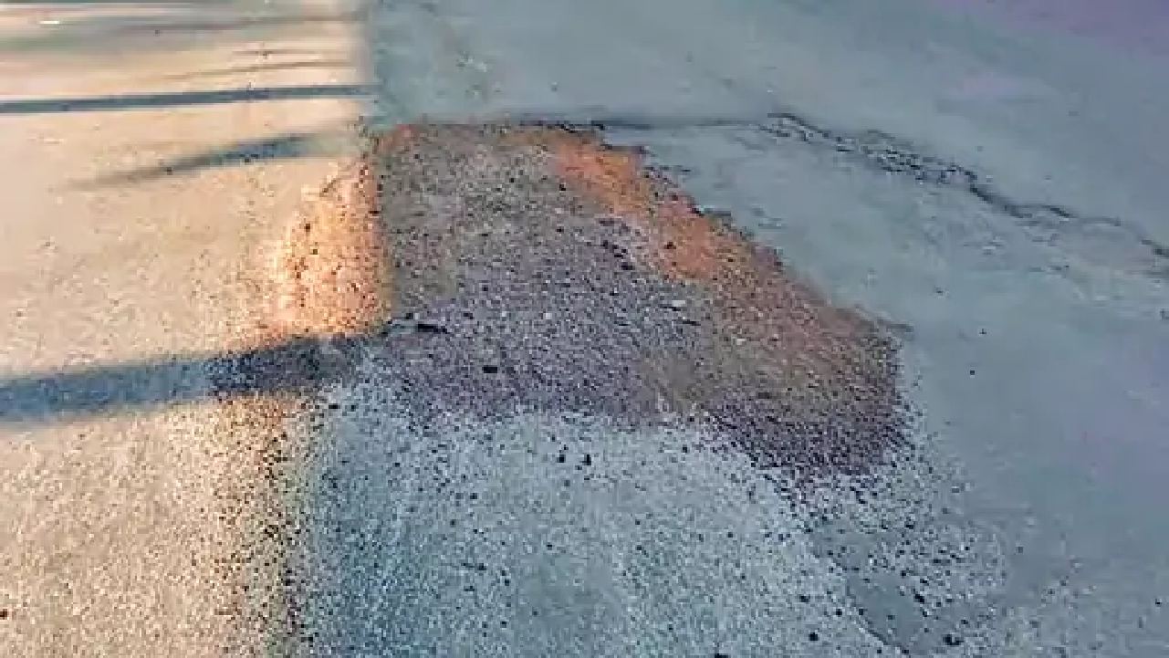 राजनांदगांव : चिखली खैरागढ़ रोड में गड्ढों की मरम्मत जरूरी…