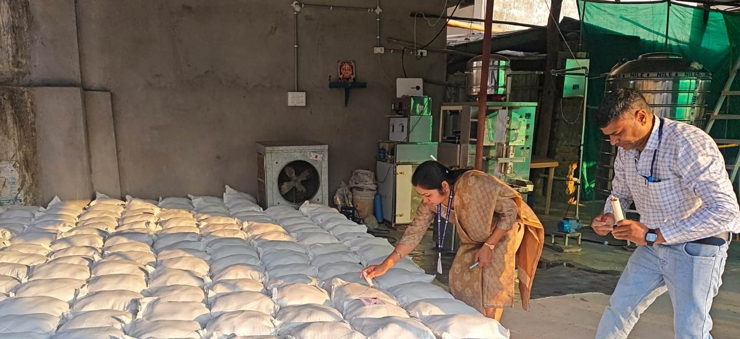 राजनांदगांव : खाद्य हिन्द पानी पाउच के कुल 606 बोरी को नमूना संकलन कर किया गया जप्त