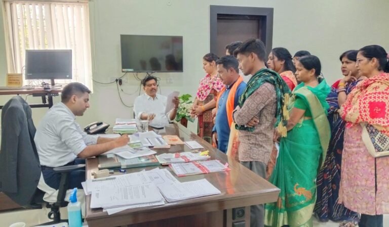 राजनांदगांव : कलेक्टर ने जनदर्शन में गंभीरता से सुनी नागरिकों की समस्याएं