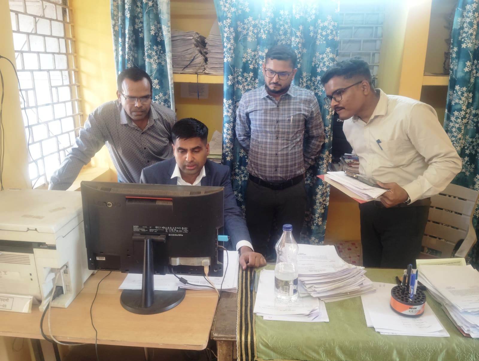 राजनांदगांव : कलेक्टर ने नायब तहसीलदार कार्यालय तुमड़ीबोड़ का किया औचक निरीक्षण