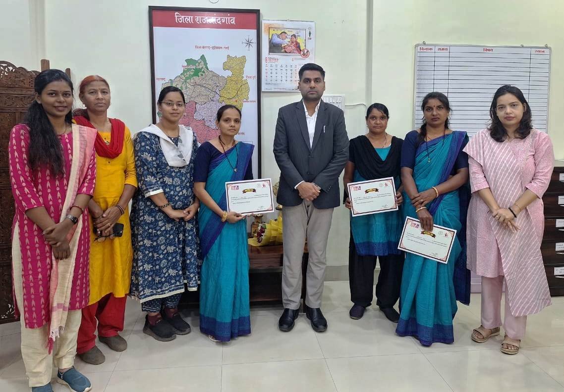 राजनांदगांव : कलेक्टर ने कुपोषण दूर करने एवं आंगनबाड़ी केन्द्रों में सक्रिय रूप से कार्य करने पर कार्यकर्ताओं को किया सम्मानित