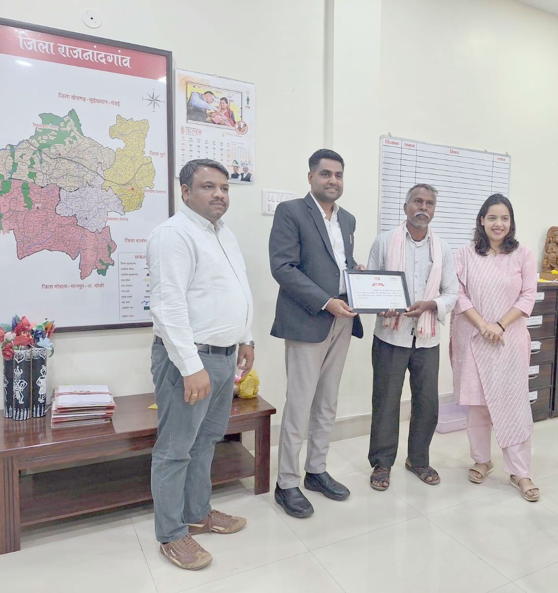 राजनांदगांव : कलेक्टर ने प्रधानमंत्री सूर्यघर मुफ्त बिजली योजना से लाभान्वित हितग्राहियों का प्रशस्ति पत्र देकर किया सम्मानित