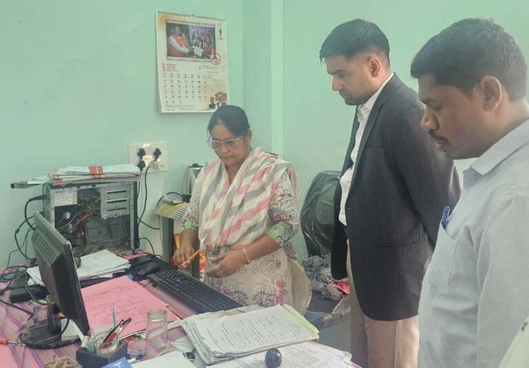 राजनांदगांव : कलेक्टर ने शासकीय मुद्रणालय का किया औचक निरीक्षण
