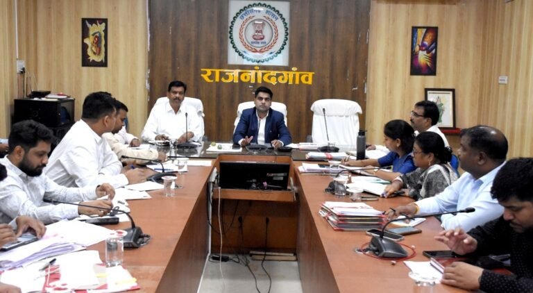 राजनांदगांव : कलेक्टर ने सड़क सुरक्षा समिति की बैठक ली