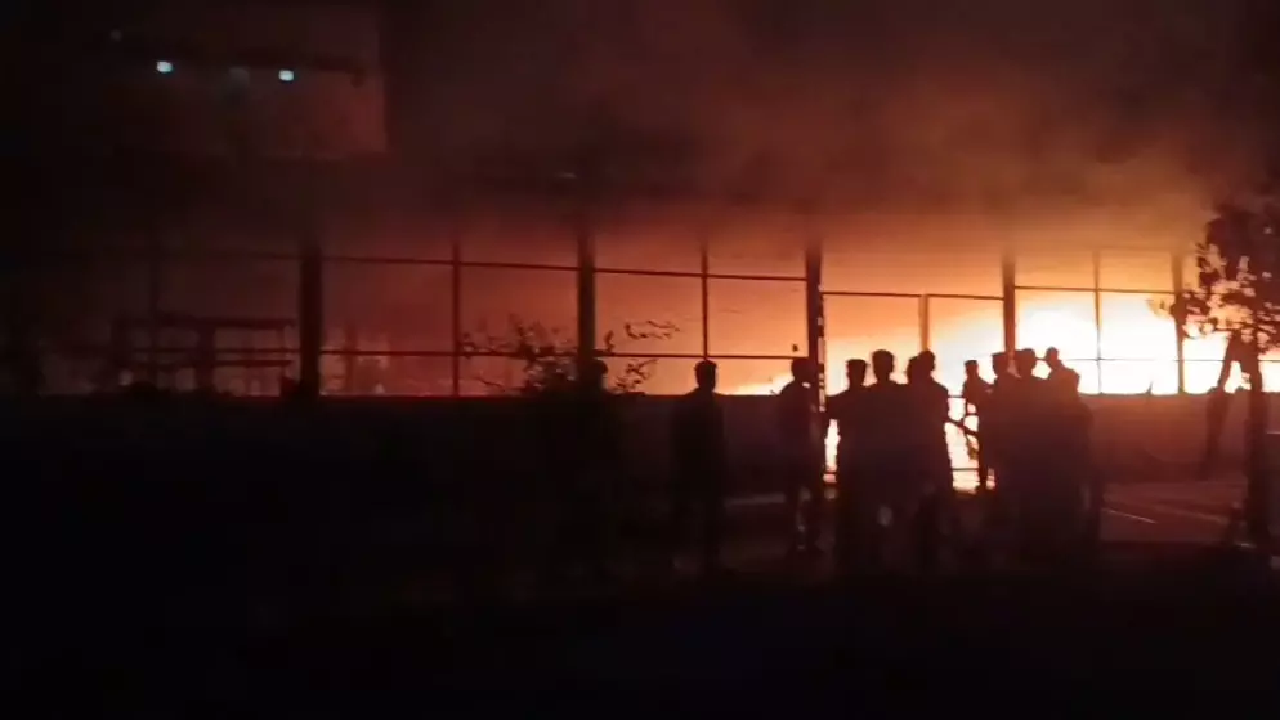 CG : अपशिष्ट सेंटर में लगी आग, करीब के वार्ड में हड़कंप …