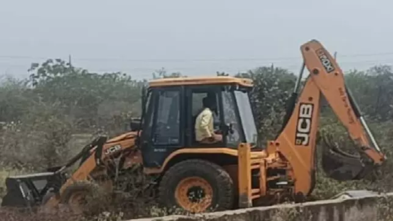 CG : 50 एकड़ की जमीन में अवैध प्लॉटिंग, निगम ने चलाया बुलडोजर …