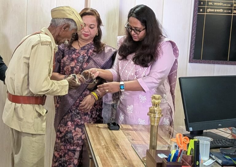 मोहला : 80 वर्षीय मांझी समाज प्रमुख महाजन अठभैया को मिला श्रवण यंत्र व वॉकिंग स्टिक