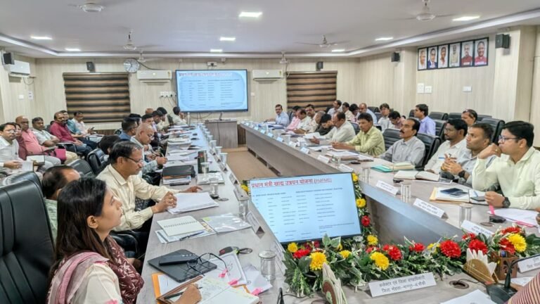 मोहला : स्वरोजगार से संबंधित ऋण प्रकरणों का करें प्राथमिकता से निराकरण – कलेक्टर प्रजापति