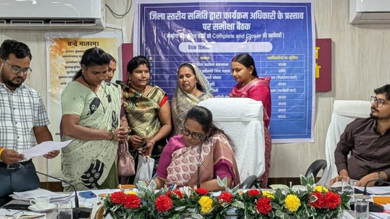 मोहला : जनदर्शन में विभिन्न मांगों एवं शिकायतों को लेकर पहुंचे ग्रामीण