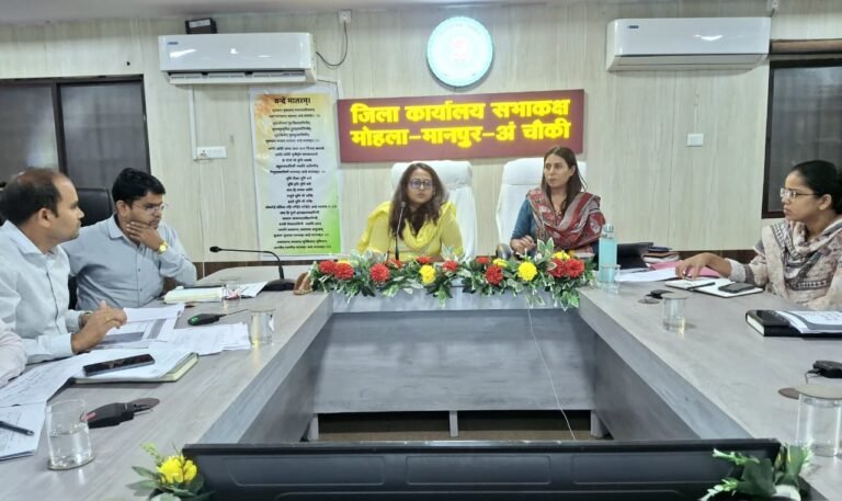  मोहला : प्रधानमंत्री आवास निर्माण पूर्णता में लाएं तेजी – कलेक्टर प्रजापति