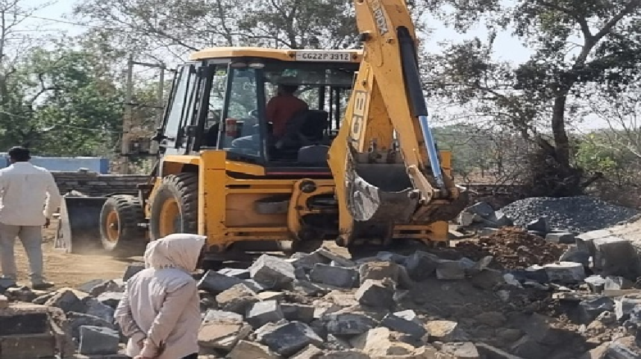 CG : एसडीएम ने किया ऑन द स्पॉट समाधान, स्कूल परिसर के कब्ज़ा पर चला बुलडोजर…