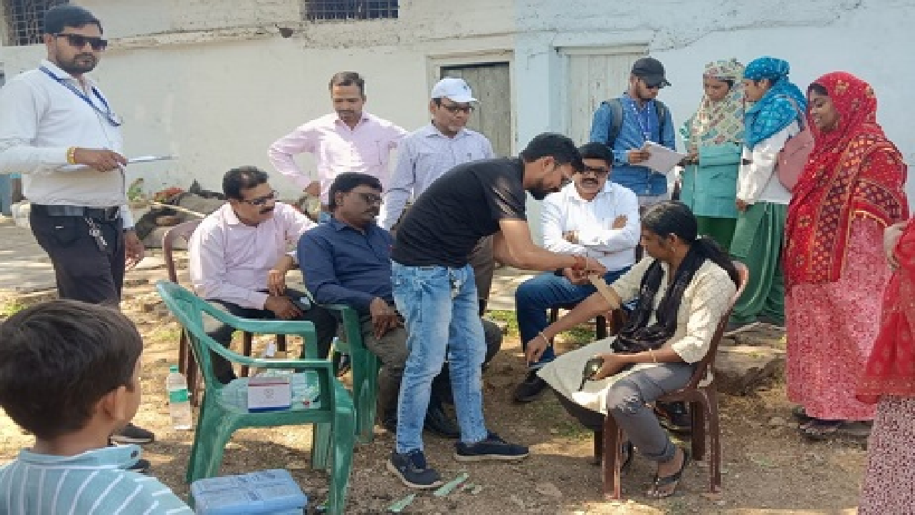 CG : पीलिया से प्रभावित मरीजों का रक्त नमूना लिया गया…