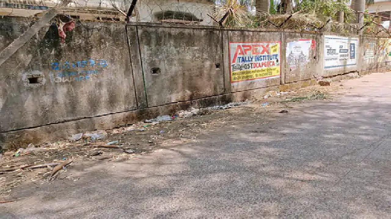 राजनांदगांव : सरकारी दीवारों पर रंग रोगन नहीं, सुंदरता बिगड़ी…