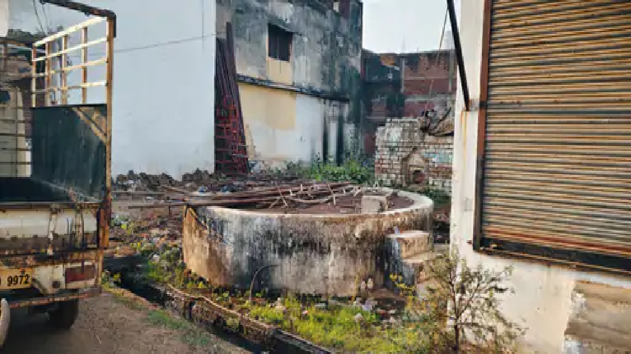 राजनांदगांव : सार्वजनिक कुएं कचरों से पट रहे, सफाई नहीं हो रही…