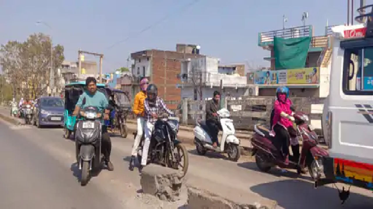 राजनांदगांव : वाहनों की ठोकर से ओवरब्रिज का चबूतरा क्षतिग्रस्त, जल्द मरम्मत करें…
