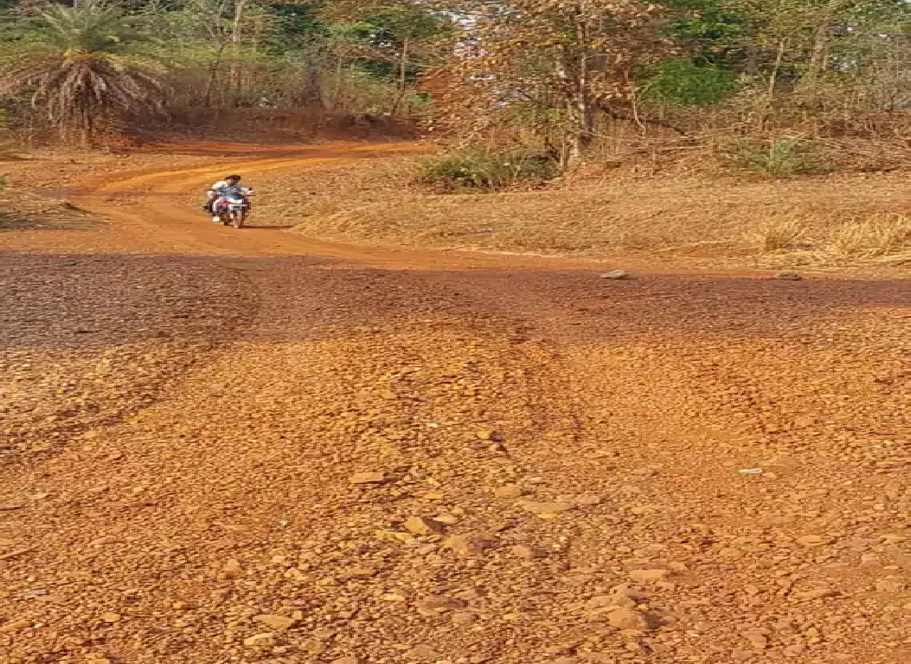 अंबागढ़ चौकी , वनांचल के जिन इलाके की रॉयल्टी से पूरे जिले के विकास का खाका तैयार किया जाता है। वहां के ग्रामीण आज भी बुनियादी सुविधाओं के लिए तरस रहे हैं। मानपुर और खड़गांव तहसील के दर्जनों गांव आजादी के अमृत काल में भी पक्की सड़क और सुरक्षित पुलों के अभाव में जी रहे हैं। आलम यह है कि गांवों तक पहुंचने के लिए केवल ऊबड़-खाबड़ पगडंडियां ही एकमात्र सहारा हैं। यहां पक्की सड़क का इंतजार लोगों का सपना बना हुआ है। बारिश आई तो आफत और बढ़ जाती है। लोगों को कीचड़ से जूझकर आवाजाही करना पड़ रहा है। सड़क को लेकर कई बार मांगे भी उठाई जा चुकी है। इसके बाद भी अब तक इन गांव के लोगों को राहत नहीं मिली है। ग्राम कच्ची सड़क और पगडंडी के सहारे ही आवाजाही को मजबूर हैं। सालों से इन गांव के लोग पक्की सड़क बनने की राह देख रहे हैं। अब तक पक्की सड़क सपना ही बना हुआ है। 40 साल से अधूरी सड़क 1985 के बाद गिट्टी नहीं ब्लॉक मुख्यालय मानपुर से महज 5 किमी दूर स्थित ग्राम घोटिया की कहानी विकास के दावों की पोल खोलती है। यहां आखिरी बार सड़क का निर्माण साल 1984-85 में तत्कालीन सरपंच कटियाराम के कार्यकाल में हुआ था। उसके बाद से आज तक किसी भी जनप्रतिनिधि या अधिकारी ने सुध नहीं ली। शेरपार, घोटिया और मरापीटोला जैसे क्षेत्रों में सड़क न होने से बारिश के दिनों में ग्रामीणों को 10 से 15 किमी का चक्कर लगाकर मुख्यालय पहुंचना पड़ता है। इससे परेशानी होती है। युवाओं का छलका दर्द: बिना सड़क कौन देगा बेटी ग्राम पंचायत सिवनी के शिक्षित युवा राजेंद्र पुरामें ने एक गंभीर सामाजिक समस्या की ओर ध्यान आकर्षित किया है। उन्होंने बताया कि झलका पारा से बोगरे पारा तक सड़क न होने के कारण गांव के लड़कों के विवाह संबंध नहीं हो पा रहे हैं। कोई भी पिता अपनी बेटी को ऐसे गांव में नहीं ब्याहना चाहता जहां पक्की सड़क तक न हो। वहीं, सड़क के अभाव में बच्चे 7 किमी पैदल चलने के बजाय स्कूल छोड़ रहे हैं (ड्रॉपआउट) या पड़ोसी जिले कांकेर के स्कूलों का रुख कर रहे हैं। क्षेत्रीय विधायक इंद्रशाह मंडावी का कहना है कि उन्होंने 2022 के बजट में इन सड़कों को प्राथमिकता से शामिल कराया था, लेकिन सत्ता परिवर्तन के बाद वर्तमान सरकार प्रशासकीय स्वीकृति देने में रुचि नहीं दिखा रही है। दूसरी ओर, तेलीटोला से गुड़ाटोला जैसे घनी आबादी वाले क्षेत्रों के ग्रामीण आज भी पक्की सड़क की प्रतीक्षा में हर साल बरसात का नरक झेलने को मजबूर हैं।