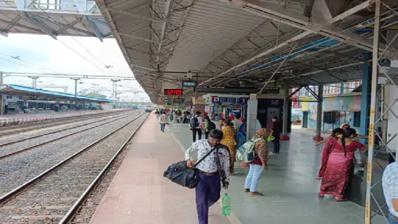 राजनांदगांव : ट्रेनों की लेटलतीफी से यात्री गर्मी में परेशान हो रहे, राहत नहीं मिल रही…