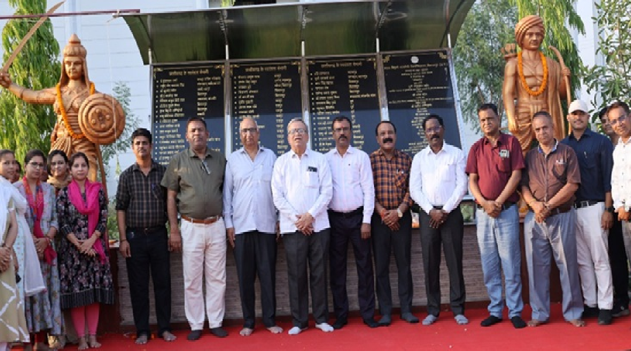 CG : अटल बिहारी वाजपेयी विवि में बिरसा मुंडा और रानी दुर्गावती की प्रतिमाओं का अनावरण…