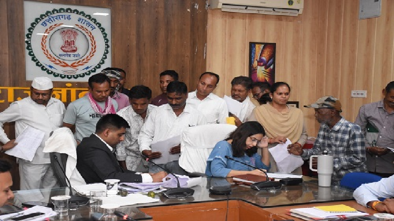 राजनांदगांव : कलेक्टर ने जनदर्शन में गंभीरता से सुनी नागरिकों की समस्याएं…