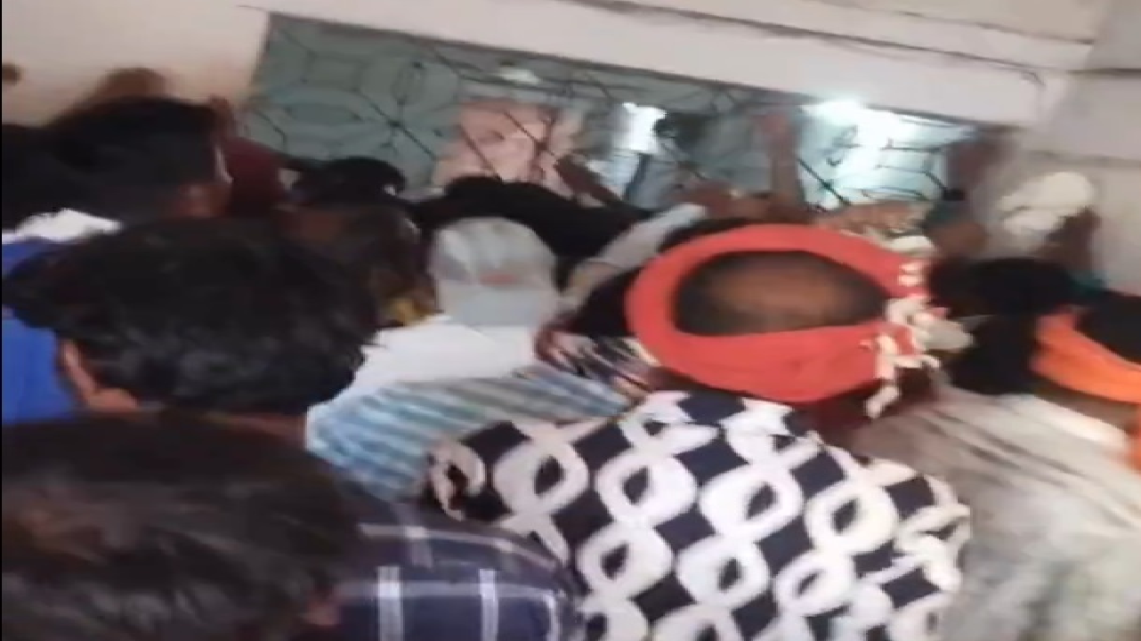 CG : धमतरी में शराब की किल्लत खत्म होते ही उमड़ी भीड़, सड़क पर लगा जाम