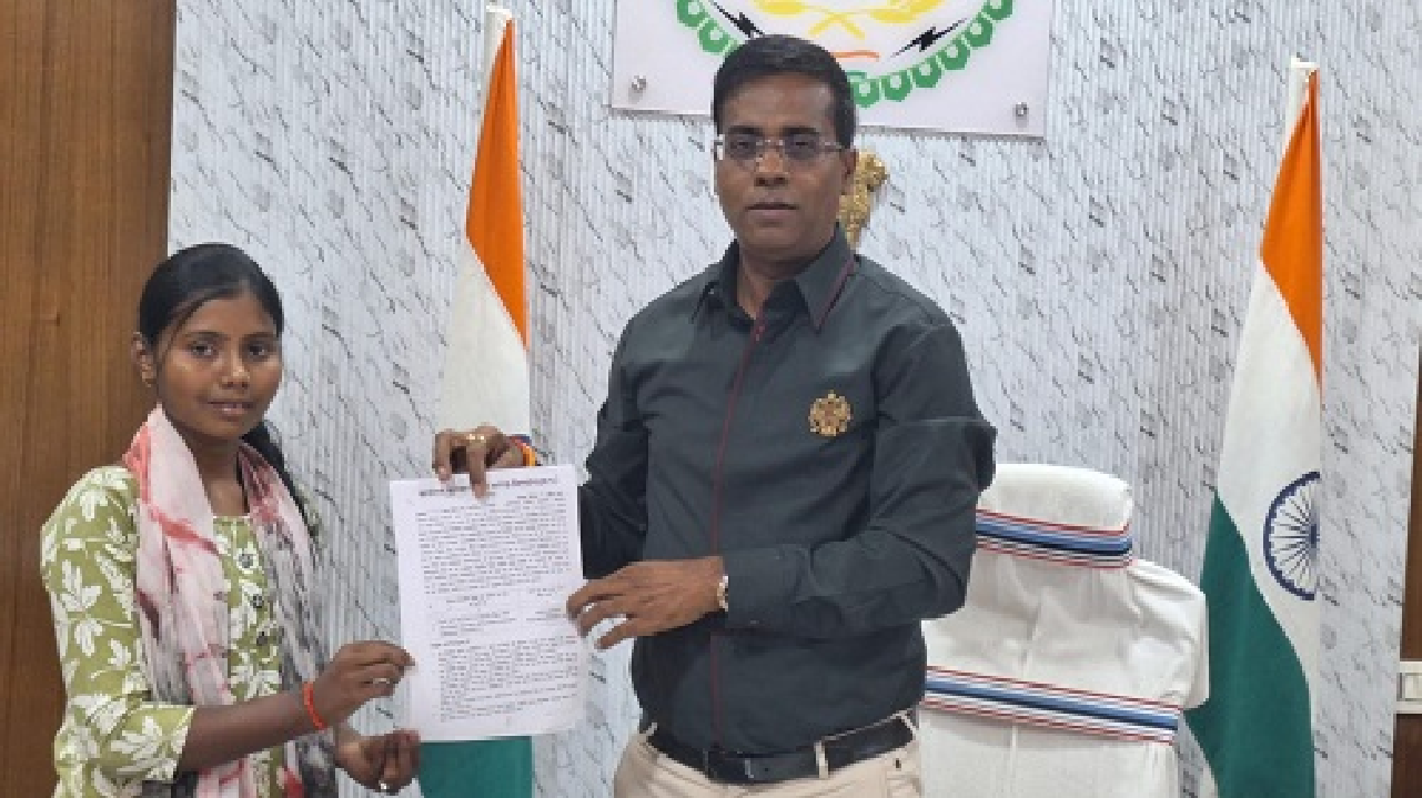 CG : कलेक्टर ने दुर्गा पैकरा को दी अनुकंपा नियुक्ति…