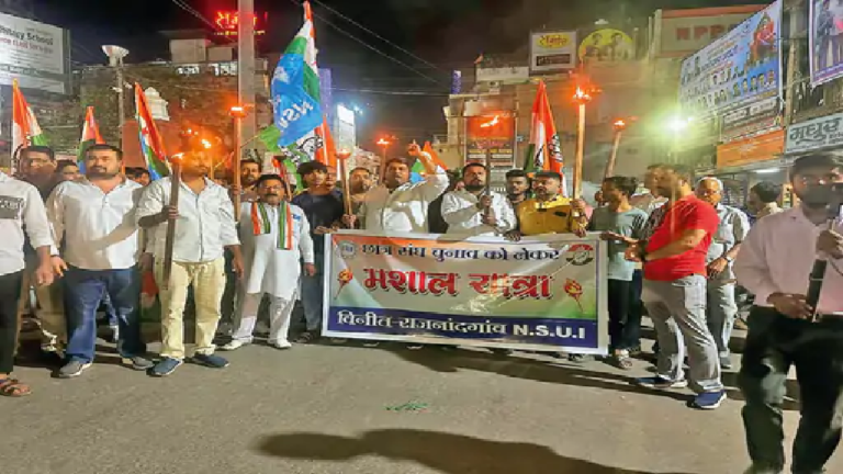 राजनांदगांव : छात्र संघ चुनाव कराने की मांग को लेकर मशाल यात्रा…