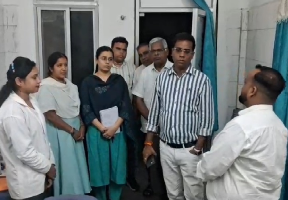 CG : डीएम ने किया प्राथमिक स्वास्थ्य केंद्र का निरीक्षण, मरीजों से ली सुविधाओं की जानकारी…
