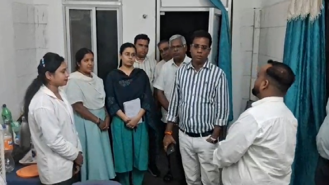 CG : डीएम ने किया प्राथमिक स्वास्थ्य केंद्र का निरीक्षण, मरीजों से ली सुविधाओं की जानकारी…