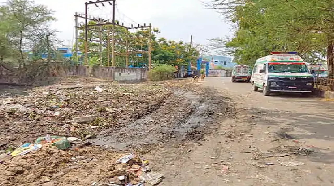 राजनांदगांव : नाले की सफाई के बाद वहीं फैली गंदगी, बदबू के कारण परेशानी…